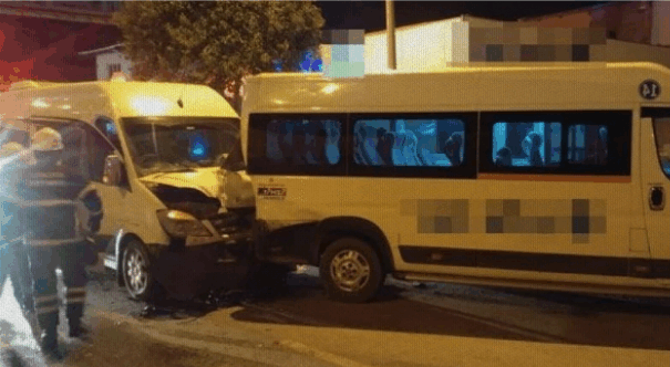 Servis minibüsleri  çarpıştı: 1 yaralı