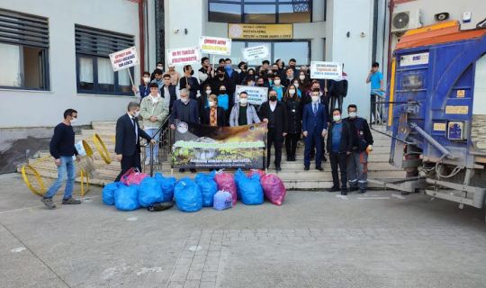 Öğrencilerden 300 kilo plastik atık