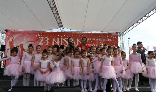 İzmit Sanat Akademisi’nin minik dansçıları   23 Nisan gösterileriyle tam not aldı