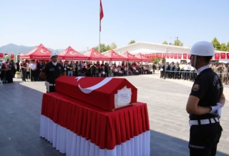 Özel Harekat Polisi ÖZER,tarfik kazasında yaşamını yitirdi.