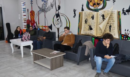İzmit Belediyesi Sanat Akademisi Tiyatro  Bölümü için seçmeler devam ediyor