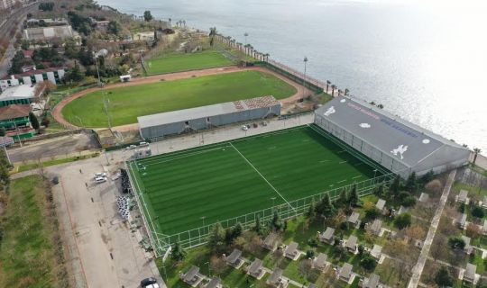 Alparslan Türkeş Spor Kompleksi’nde sahanın sentetik çimleri seriliyor