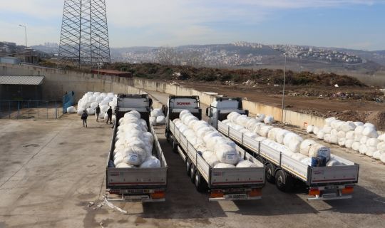 İzmit Belediyesi afet bölgesindeki çiftçilere yem desteği sağlamaya devam ediyor