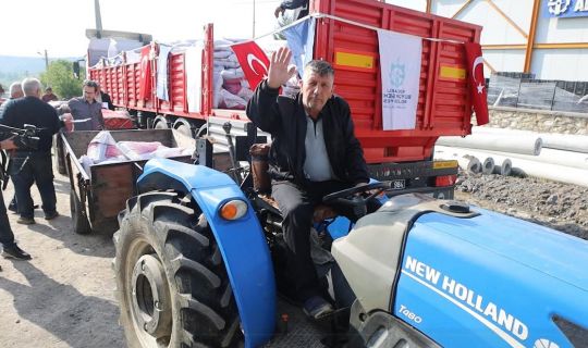 Büyükşehir’in gübre desteği, çiftçilerin yüzünü güldürüyor