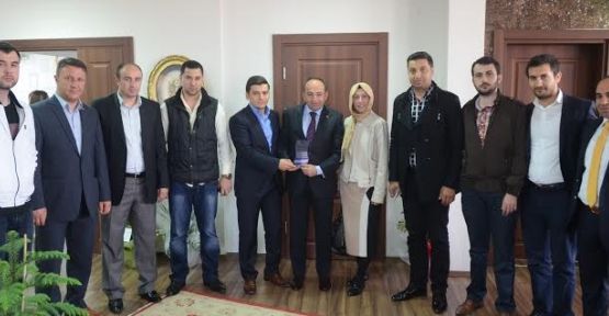  Ak Gençlerden Başkan Üzülmez’e Tebrik Ziyareti