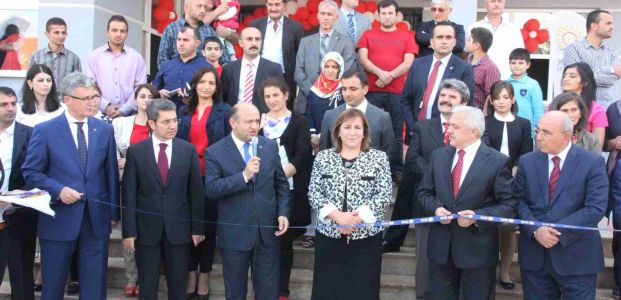 Gölcük Tersane İlkokulunun Resmi açılışını  Bakan Işık ve Protokol birlikte gerçekleştirdi
