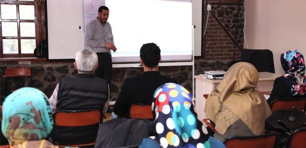 Suriyeli akademisyenden Arapça öğreniyorlar