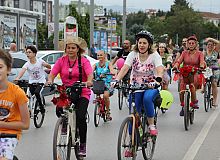 Süslü Kadınlar Bisiklet Turu İzmit’in Sokaklarına renk kattı