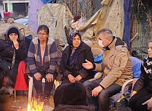 BAŞKAN SEZER HATAYDA DEPREMZEDELERİN TALEPLERİNİ DİNLEDİ