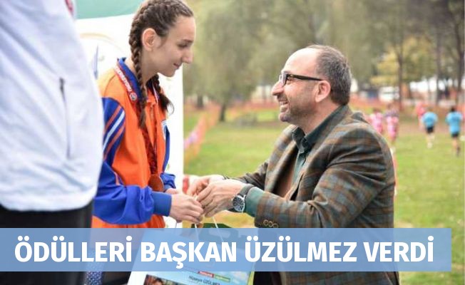 ÖDÜLLERİ BAŞKAN ÜZÜLMEZ VERDİ