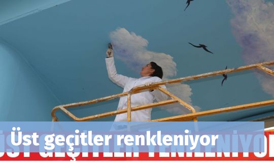 Üst geçitler renkleniyor