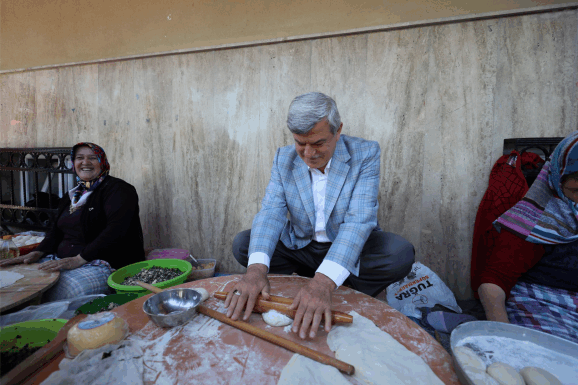 Başkan Karaosmanoğlu,  oklavayla hamur açtı, gözleme yaptı