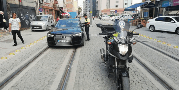 Tramvay yolunu işgal edenlere göz yumulmuyor