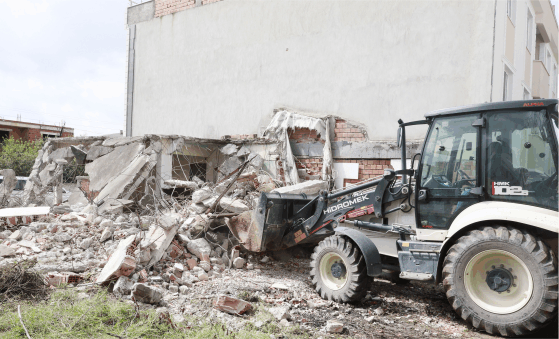 Tehlike Saçan Metruk Yapı Yıkıldı