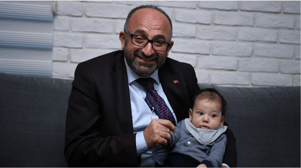 ÜZÜLMEZ’İN ÇOCUK SEVGİSİ