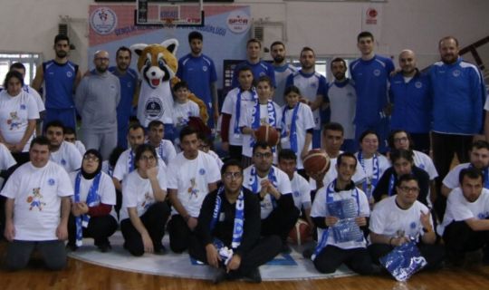 Özel öğrenciler Kağıtspor’un basketbol antrenmanında