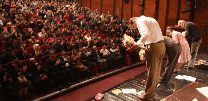 8 yıldır kapalı gişe oynayan “Profesyonel” Kocaeli Şehir Tiyatrosunda