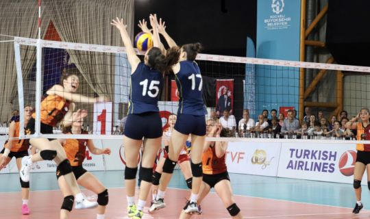 Yıldız Kızlar Voleybol derbisini Fenerbahçe kazandı