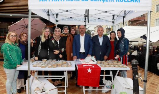 AK kadınlar ,Körfez’de Aşure Dağıttı