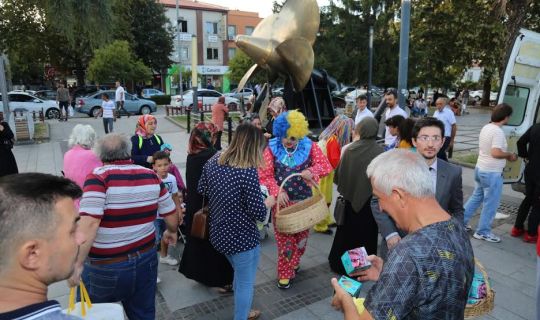 GÖLCÜK BELEDİYESİ, 3 TON ELMA DAĞITTI