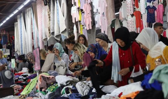 Moda pazarına vatandaşlar yoğun ilgi gösteriyor.