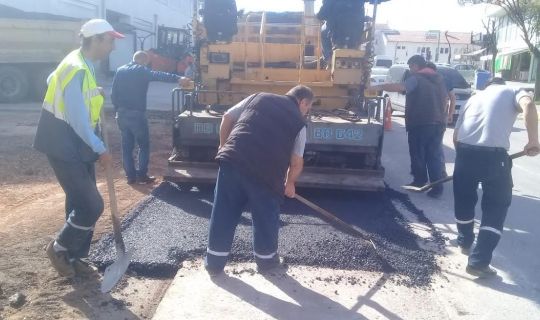 Körfez'de asfalt çalışmaları devam ediyor