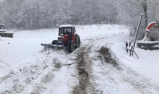 Büyükşehir’in ekipleri, karla mücadele ediyor,