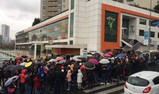 Doğa Koleji'nde açıklamanın ertelenmesini veliler protesto etti