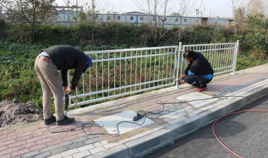 Salim Dervişoğlu Caddesi’nde ferforje korkuluk imalatı yapılıyor