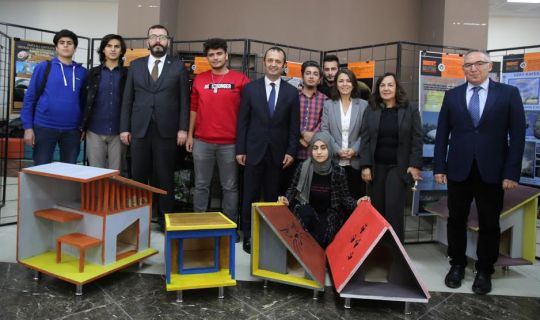 Sokak hayvanları için tasarlanan yuvalar sergilendi