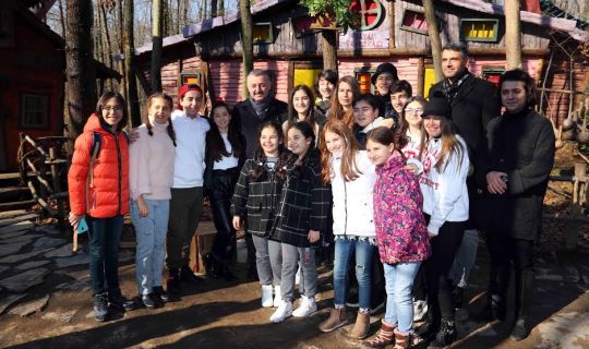Başkan Büyükakın, Gamonya filminin oyuncuları ile Ormanya’yı gezdi