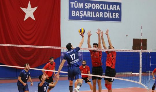 Büyükşehir Kağıtspor, voleybolda liderliğini sürdürdü