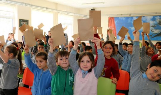 Köy okulları, kağıdın büyülü dünyası ile tanışıyor