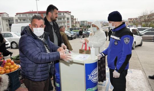 Başiskele’de Pazarlara El Dezenfektanı ve Eldiven Standı Kuruldu