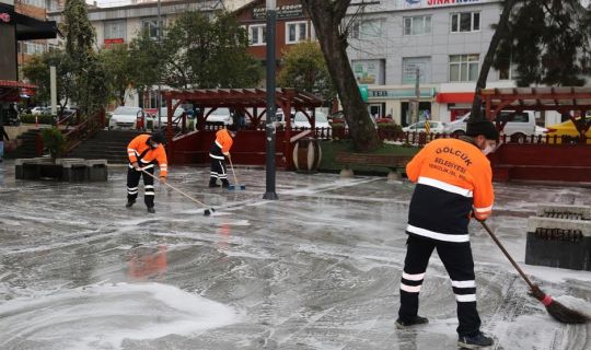 GÖLCÜK BELEDİYESİ MEYDAN, CADDE VE SOKAKLARI BAŞTA AŞAĞIYA DEZENFEKTE EDİYOR