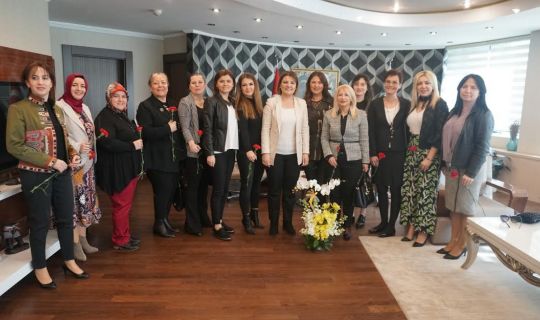 KOTO Meslek Komitesi üyeleri kadınlardan  Başkan Hürriyet’e anlamlı teşekkür