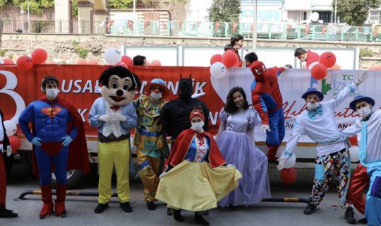 İzmit Belediyesi 23 Nisan TIR’ıyla bayram coşkusunu sokaklara taşıdı