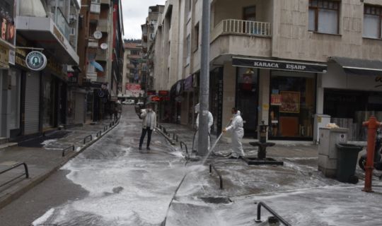 İzmit Belediyesi kent merkezinde her hafta 25 bin 590 kilometrelik yol ve 11 bin 624 metrekarelik alanı dezenfekte ediyor