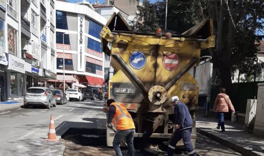 İzmit Leyla Atakan Caddesi’nde yol bakım ve onarım çalışması