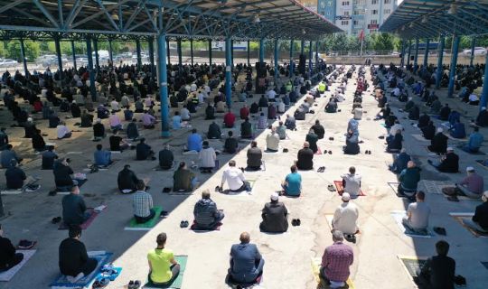 Büyükşehir’den ücretsiz maske ve seccade