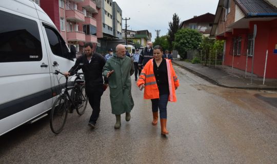 İzmit Belediyesi sağanak sonrası tüm ekipleriyle sahaya indi