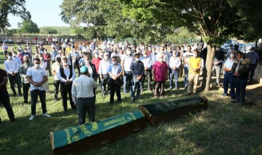 Körfez'de denizde boğulan iki kardeşin cenazeleri defnedildi