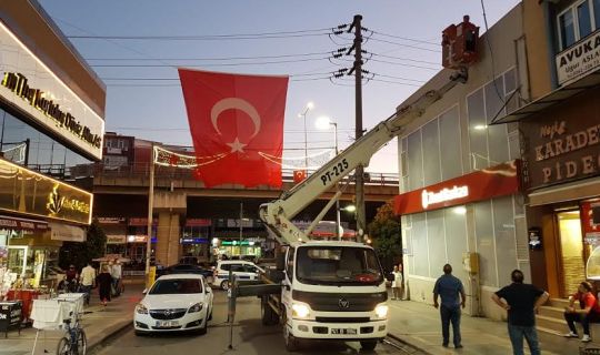 Esnafa Türk bayrağı dağıtıldı