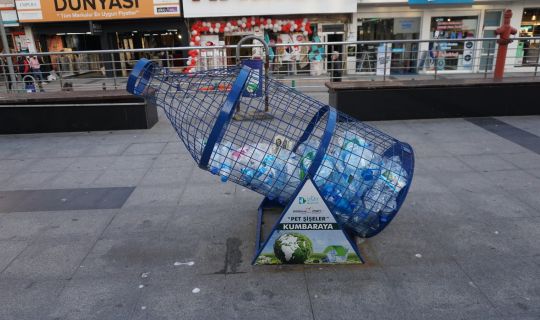 İzmit Belediyesi pet şişe kafesleriyle plastik atıkları ekonomiye kazandırıyor