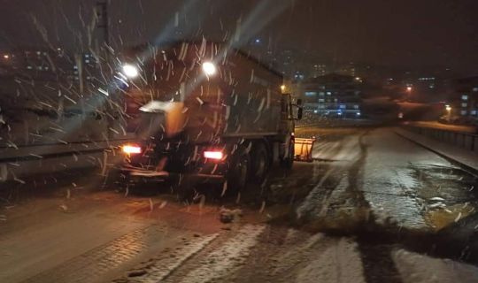 İzmit Belediyesi ekiplerinden köylerde gece boyu kar mücadelesi