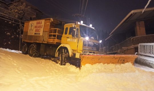 İzmit Belediyesi ekipleri 7/24 kar mesaisinde