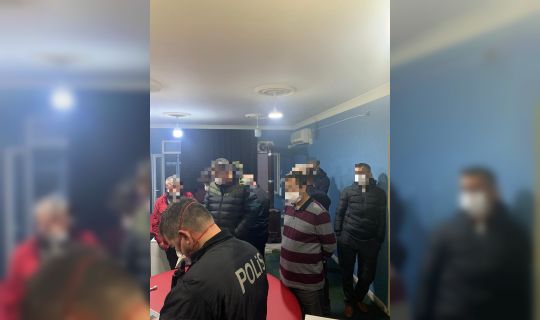 Dernek içerisinde 23 şahıs sosyal mesafe ve maske takma kurallarını ihlal ettikleri tespit edildi