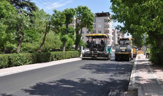 Körfez Denizciler Caddesi’nde aşınma asfaltı serimine başlandı