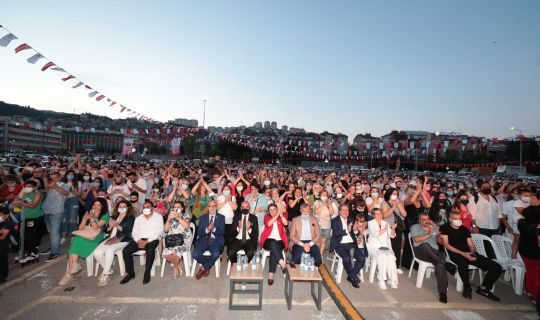 İzmit’in kurtuluş gününde, Şevval Sam rüzgarı esti