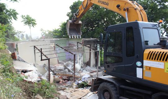 İzmit Belediyesi ağır hasarlı  binaları yıkmaya devam ediyor